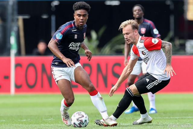 自己在锋线 自己在锋线